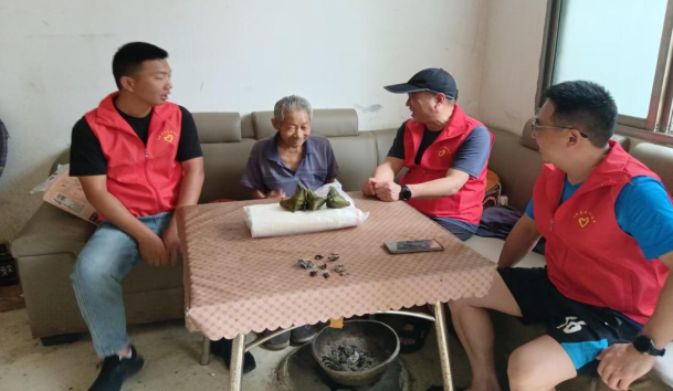 粽叶飘香迎端午 志愿暖心传温情——欧阳海镇开展端午节志愿服务慰问活动