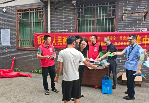 敖泉镇：赶集日开展食品安全与毒蘑菇宣传