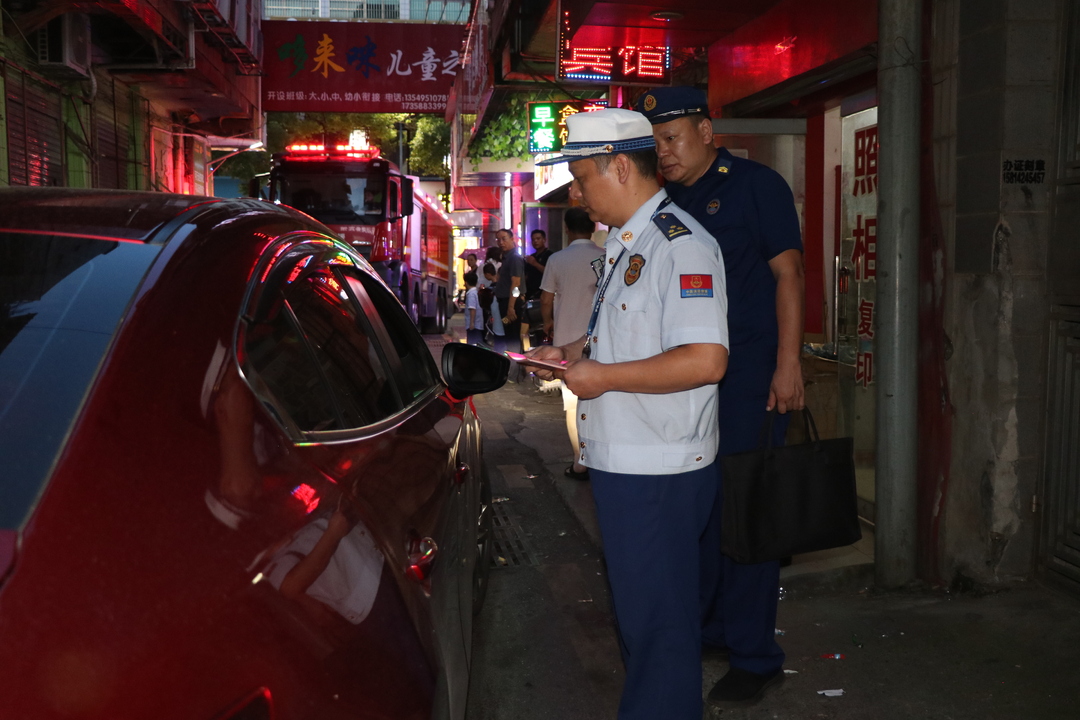 安全生产隐患大排查大整治|县消防救援局：县消防救援局：开展夜查隐患  筑牢安全防线