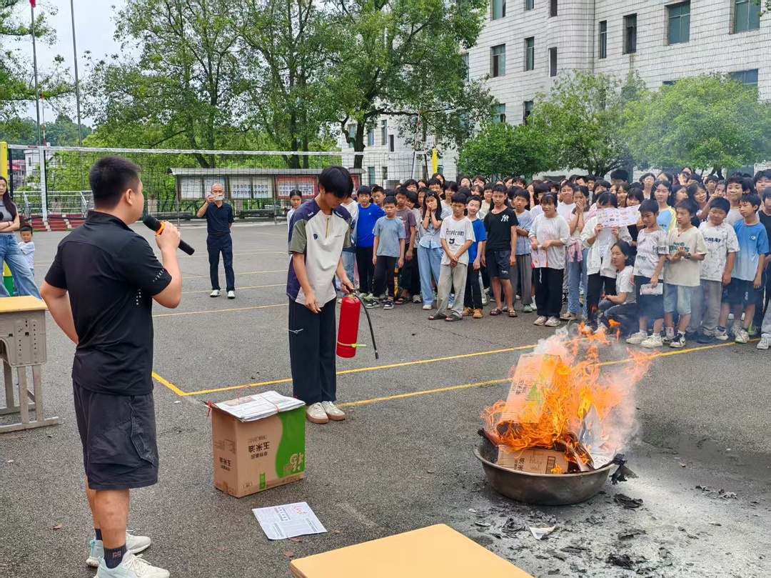 人大代表进校园 消防演练护平安 —— 桂阳县四里镇人大联合镇应急办走进四里中学开展消防安全宣教实战活动