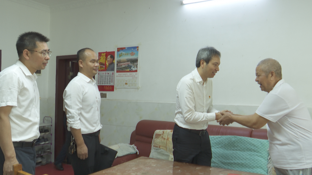 李富春开展“七一”走访慰问活动