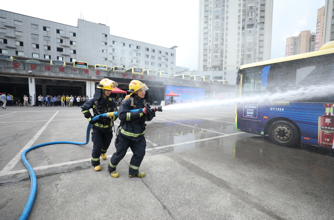 安全生产隐患大排查大整治丨郴汽集团2026年车辆夜间应急疏散及反恐防暴演练在我县举行