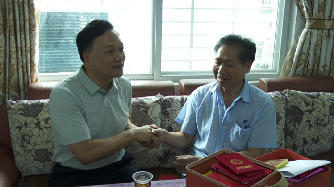 市领导来我县开展“七一”走访慰问困难党员和老党员活动