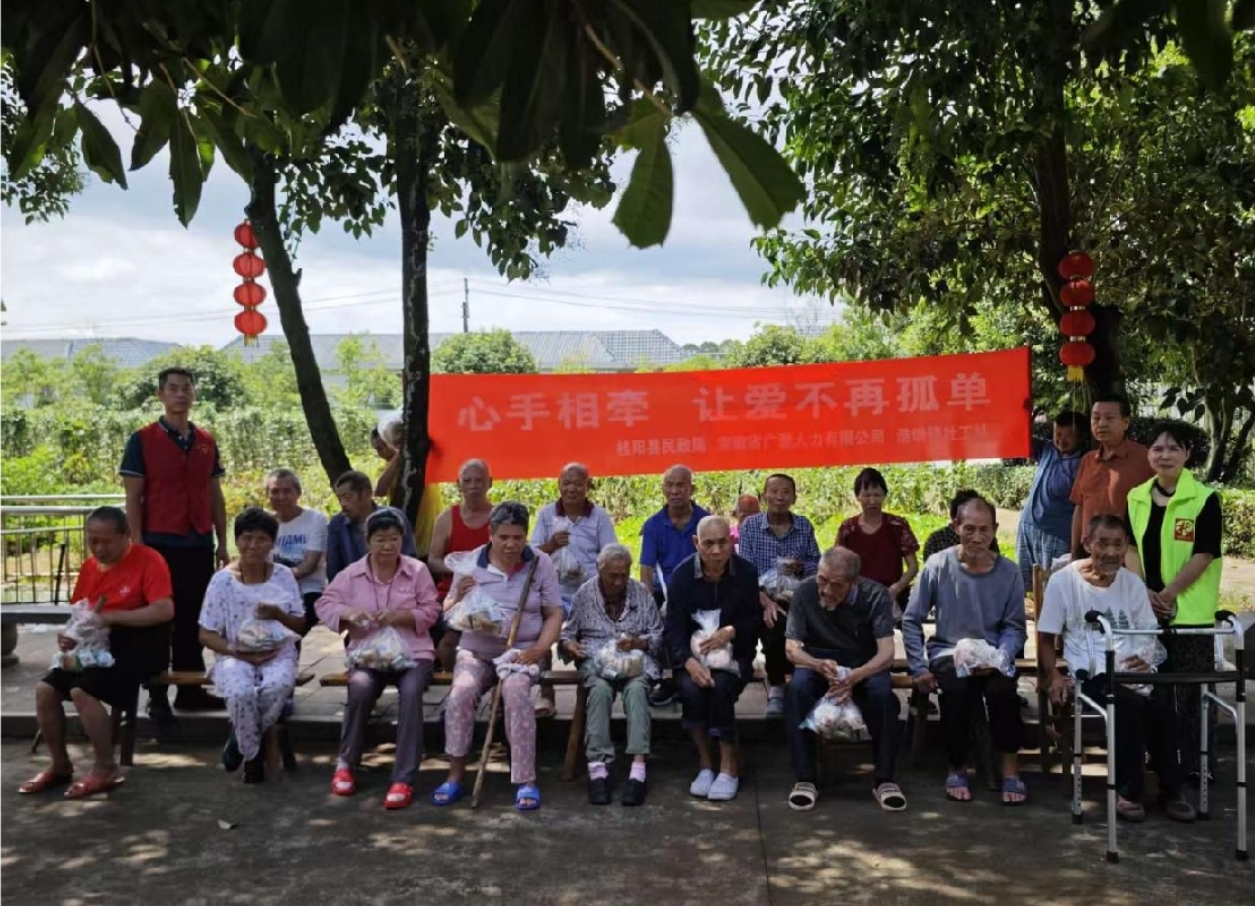 浩塘镇：心手相牵送温暖 关爱老人不孤单