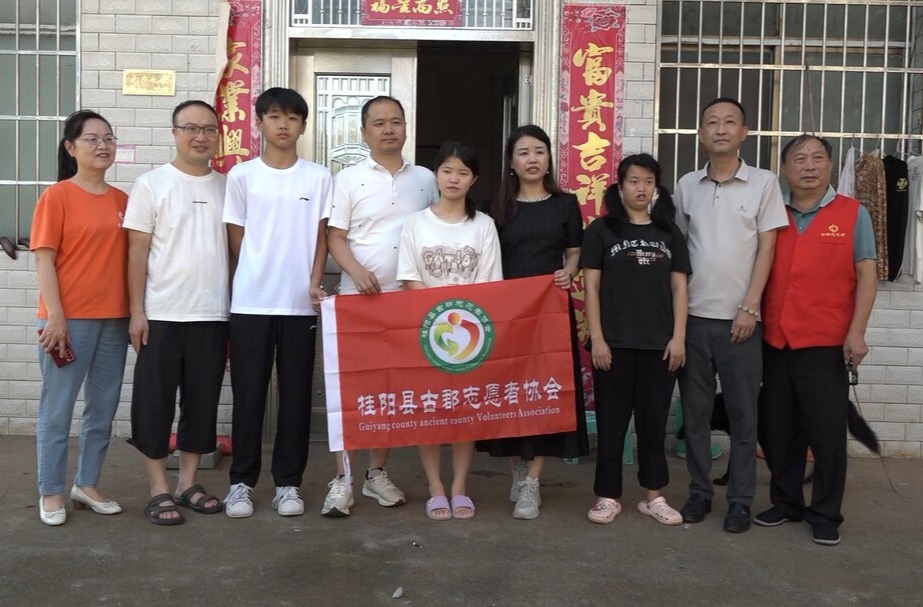 深圳爱心人士来我县助学