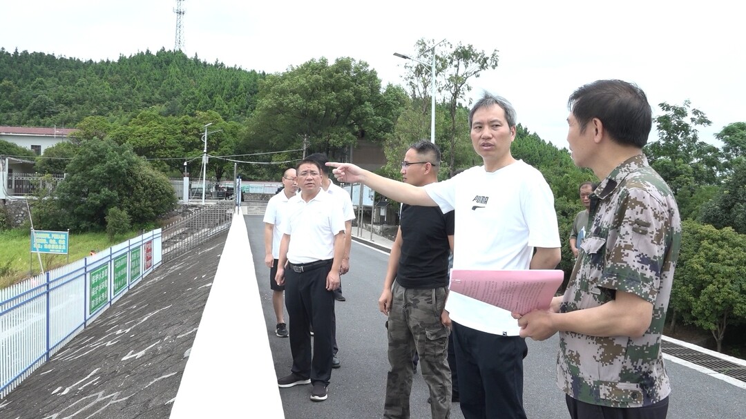 李富春调研督导台风防范应对和地质灾害防治工作