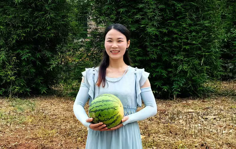 从“泥腿子”到“卖货郎”：燕塘社区村干部的“云端卖瓜”记