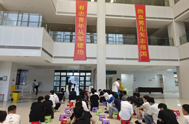 桂阳县组织应征大学生集中进站体检