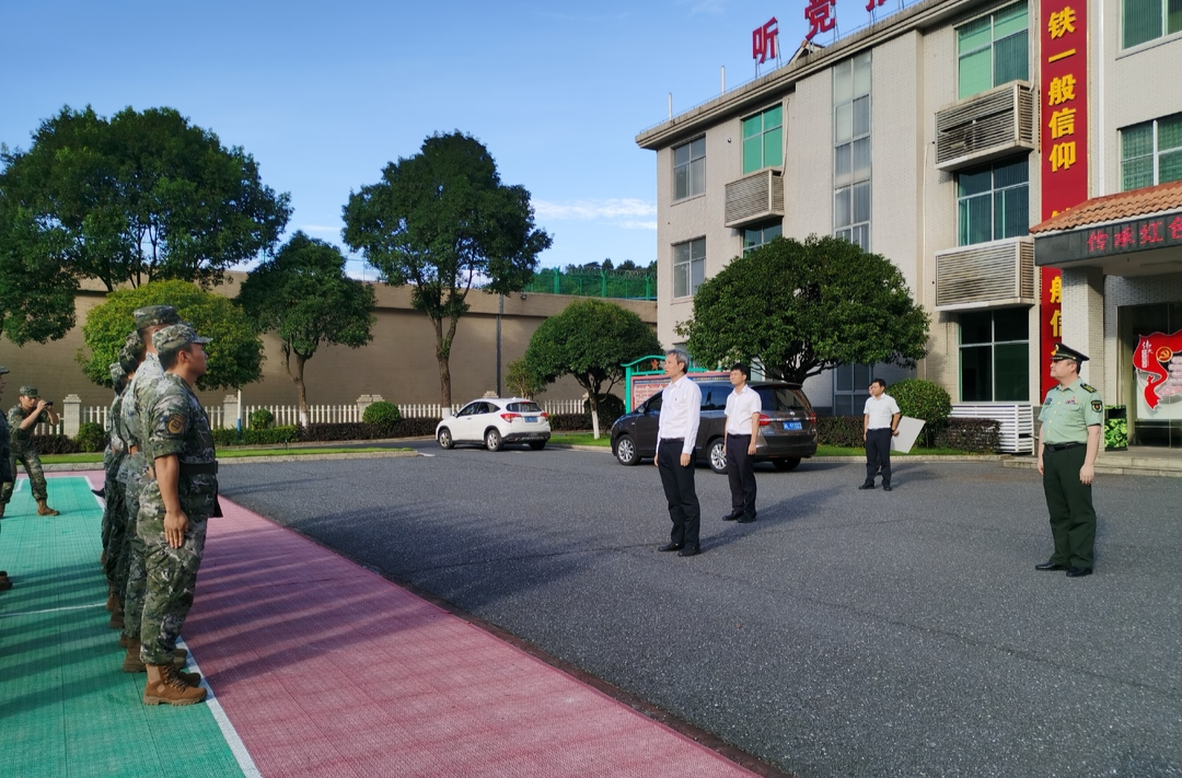 李富春、贺雄开展2026年八一建军节走访慰问活动