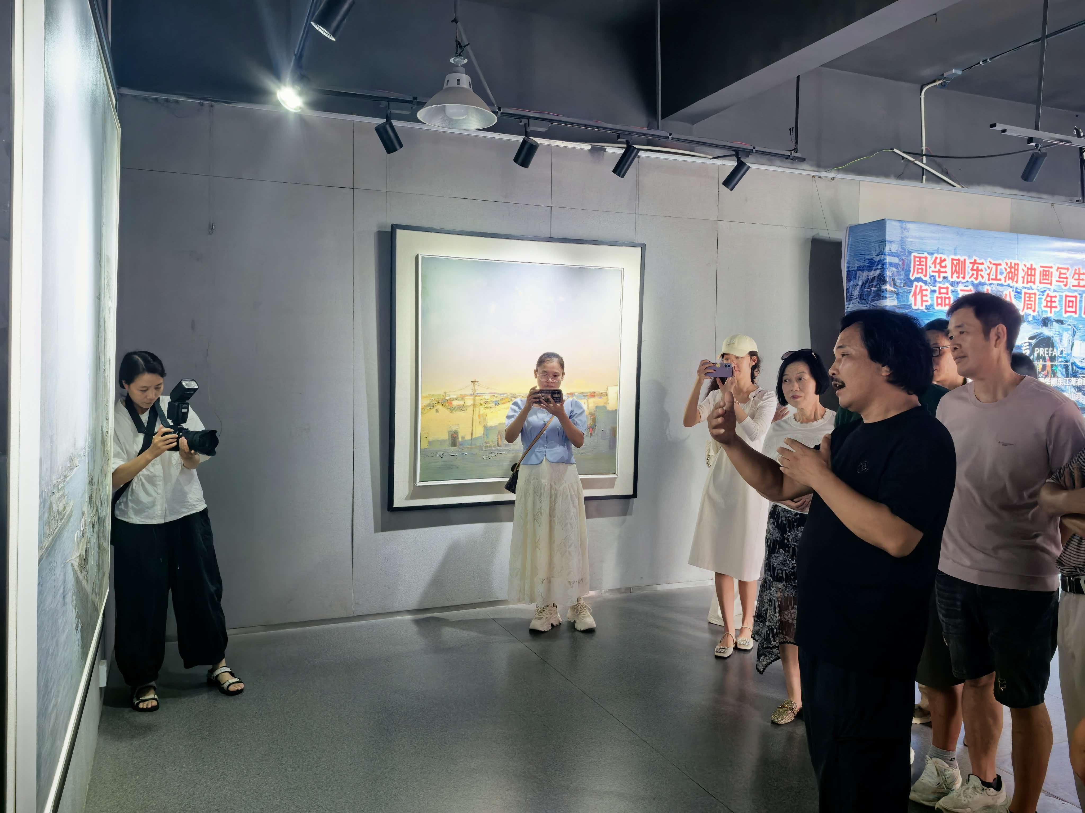 周华刚东江湖油画写生创作三十八周年回顾展在我县开展
