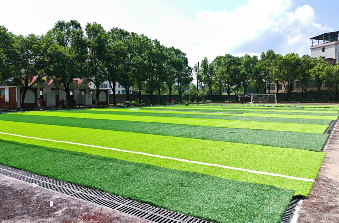 桂阳两所中学的康巴赫爱心足球场建设提速 新学期将圆师生绿茵梦