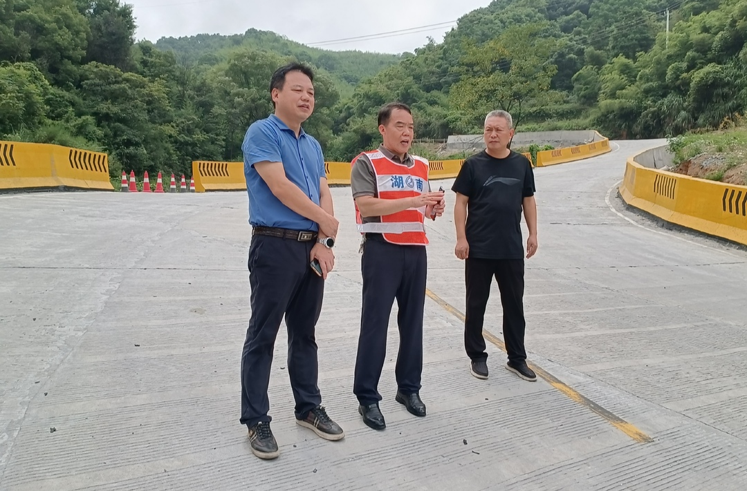 安全生产隐患大排查大整治|县公路建设养护中心：处置道路安全隐患 保障群众安全出行