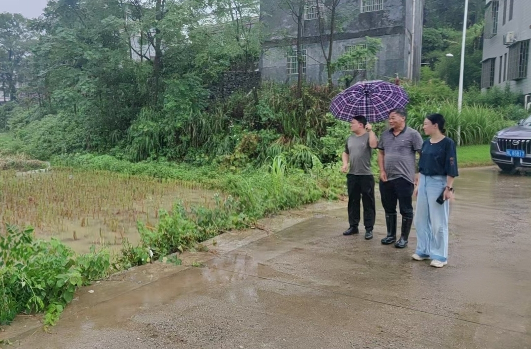 穿上迷彩就是兵！欧阳海民兵奋战在救灾一线