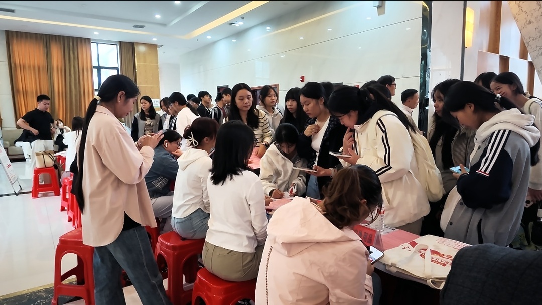 我县举办“践行工匠精神 服务园区企业”校园专场招聘会