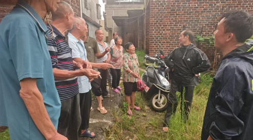 风雨砺初心！莲塘镇党员干部筑牢抗汛救险“红色堤坝”