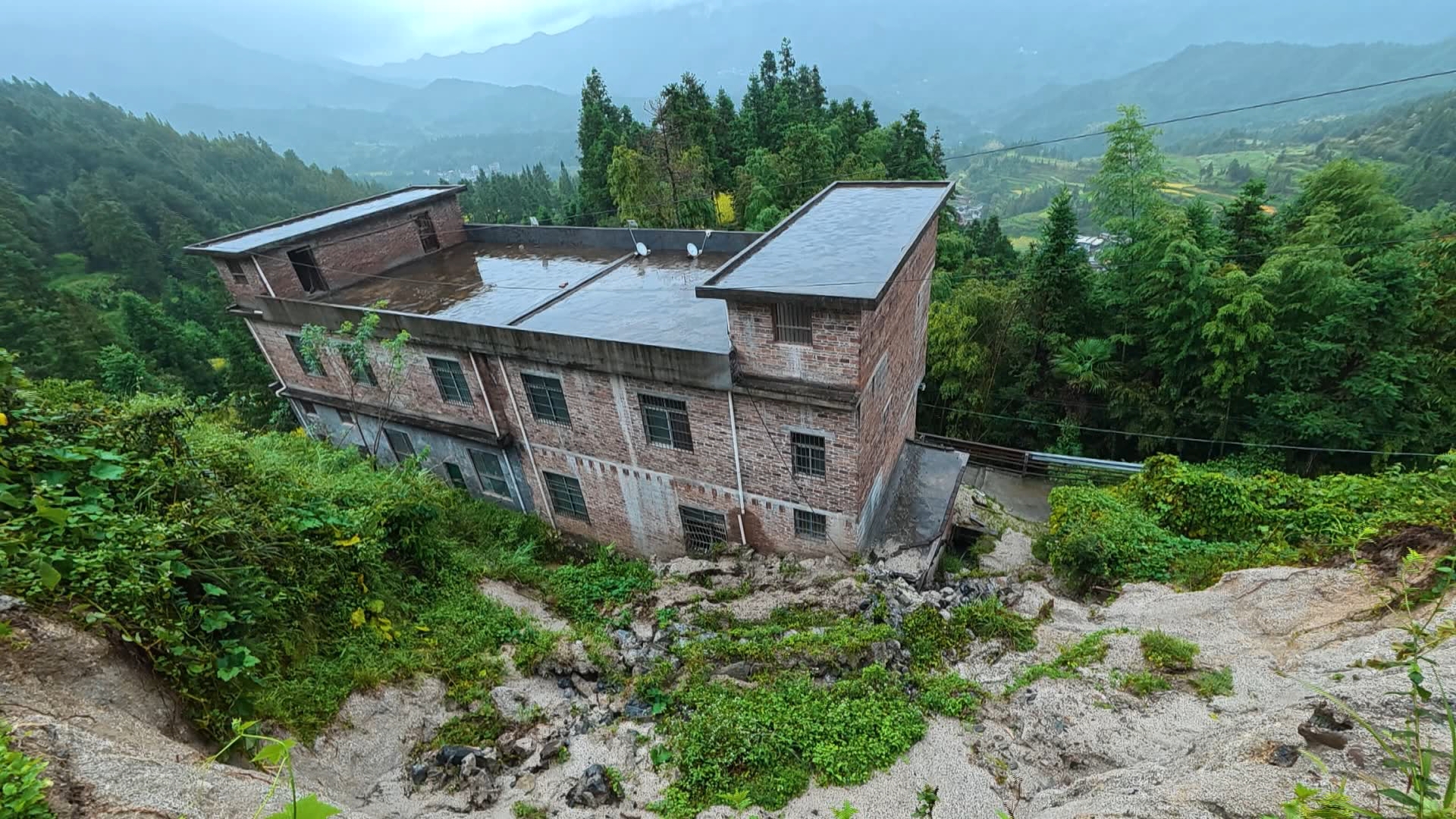 白水瑶族乡成功处置一起山体滑坡险情