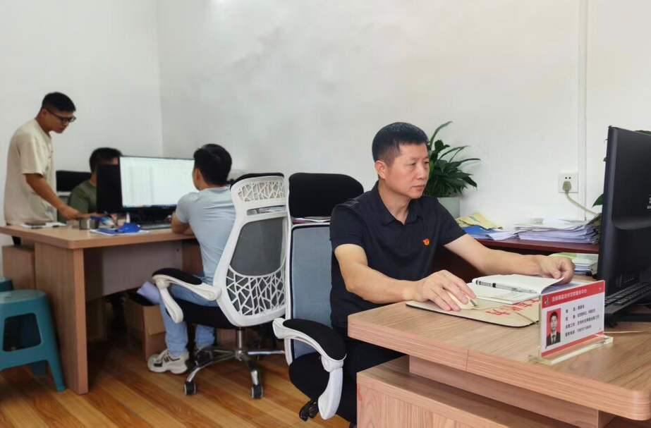 蓝图变实景 实干谱新篇——贯彻县党代会精神·一把手访谈|流峰镇富社村：工贸强村 产业富民