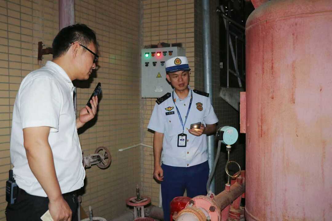 桂阳消防夜查重点场所  筑牢“双节”消防安全防线