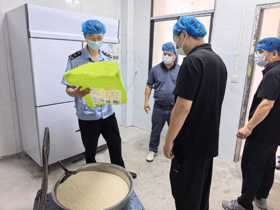 四里镇：筑牢食品安全防线 守护师生舌尖安全