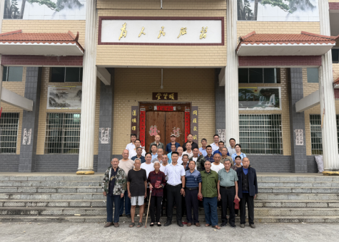 丹桂飘香中秋至 真情慰问暖意浓——雷坪镇上岗村开展中秋走访慰问困难群众活动