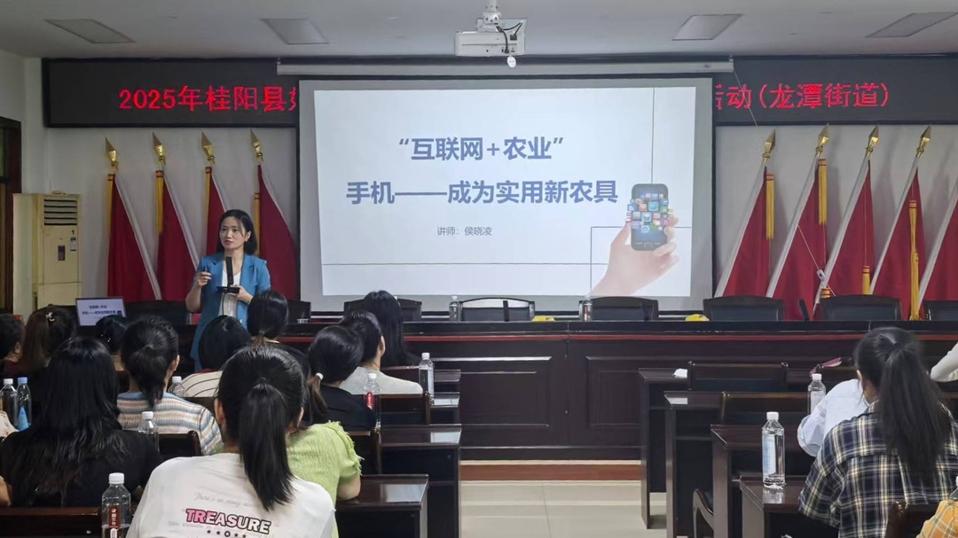 政协委员风采｜侯晓凌：技能作灯  照亮就业人追梦路