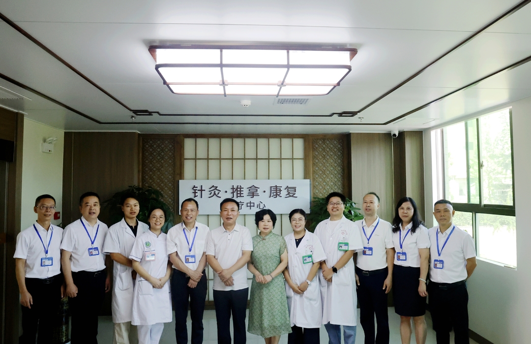 县中医医院举行针灸推拿康复中心揭牌仪式