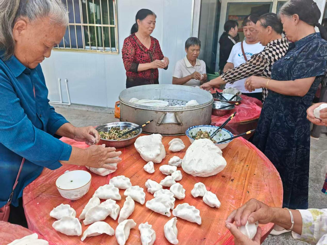 雷坪镇粮源村：双节同庆暖人心，便民服务零距离