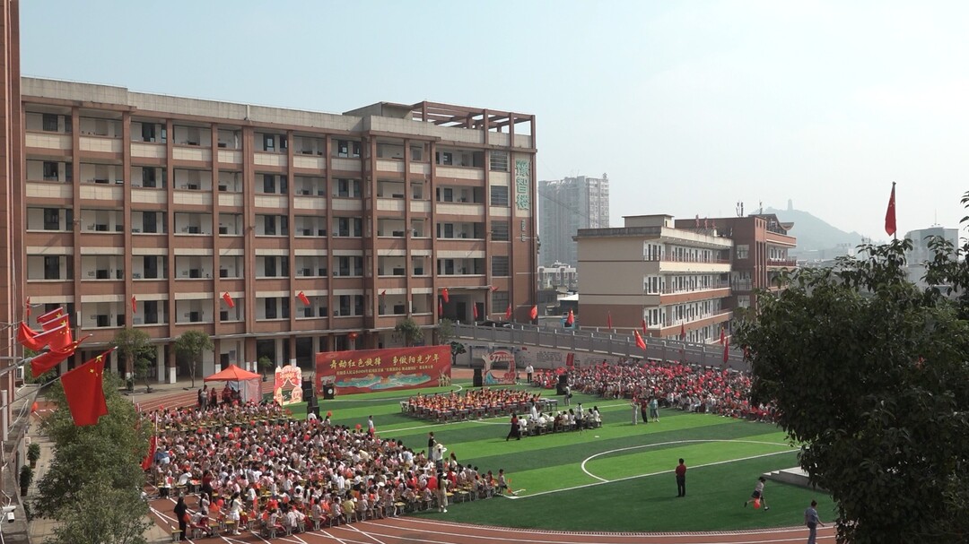 红歌润童心 舞动迎国庆：人民完小举办首届课桌舞比赛