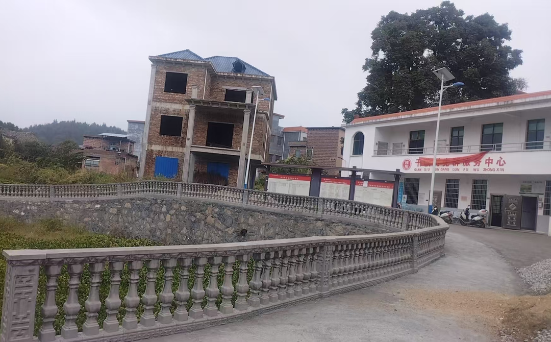 塘边安护栏！千秋村党群服务中心旧貌换新颜 ——塘市镇“小而美”民生实事项目建设系列报道之十七