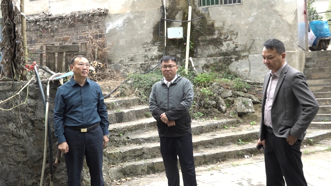 县领导到舂陵江镇调研溶洞污染整治工作
