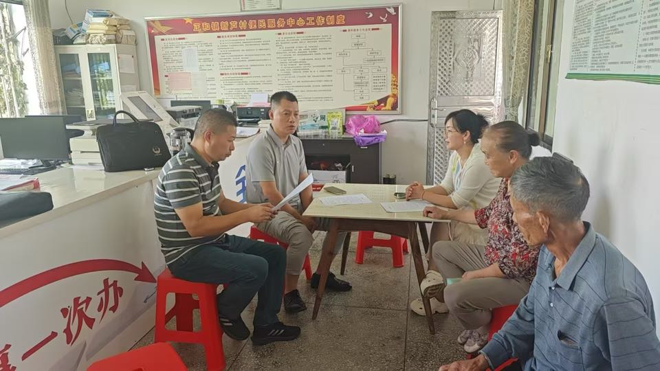 十年积怨终化解 邻里从此一家亲